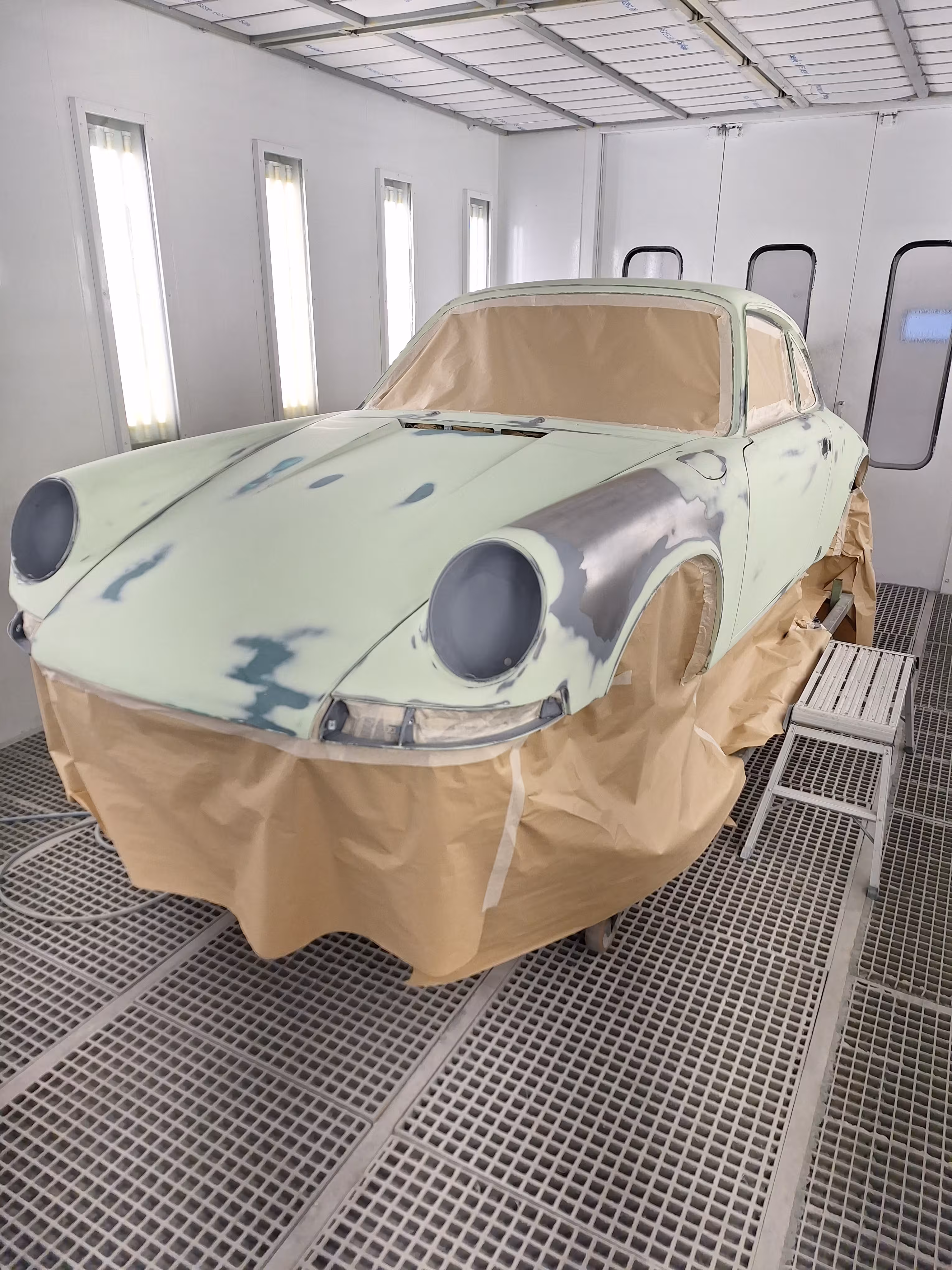Klasszikus Porsche karosszériája fényezésre előkészítve